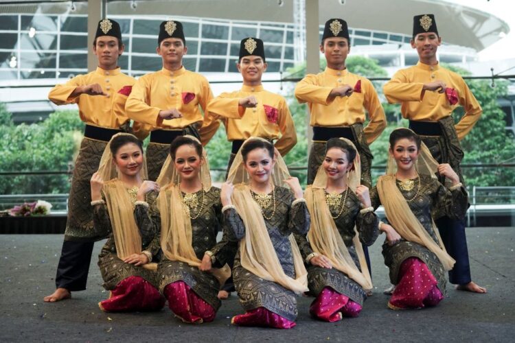 Berzapin di KLIA - Utusan Malaysia