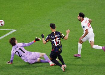 YAZAN Al-Naimat menjaringkan gol pertama Jordan dalam aksi separuh akhir menentang Korea Selatan di Stadium Ahmed Bin Ali, sebentar tadi-AFP