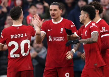 Penyerang Liverpool, Darwin Nunez (tengah) meraikan jaringannya selepas membenam Burnley 3-1 dalam aksi Liga Perdana Inggeris awal pagi tadi. (FOTO: AFP)