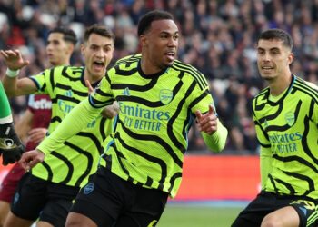 Pertahanan Arsenal, Gabriel Magalhaes (tengah) meraikan jaringannya ketika membelasah West Ham United 6-0 dalam aksi Liga Perdana Inggeris sebentar tadi. (FOTO: AFP)