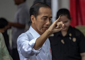 JOKO Widodo menunjukkan jarinya yang berdakwat selepas membuang undi semasa pilihan raya presiden dan legislatif di pusat mengundi, Badan Pentadbiran Negeri di Jakarta hari ini.-AFP