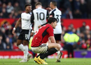 Kekecewaan terpancar di wajah pertahanan Manchester United, Harry Maguire selepas pasukannya tewas 1-2 di tangan Fulham dalam aksi Liga Perdana Inggeris awal pagi ini. (FOTO: AFP)