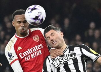 Pertahanan Arsenal, Gabriel Magalhaes (kiri) sedang bersaing dengan pemain Newcastle United, Fabian Schar dalam aksi Liga Perdana Inggeris yang berlangsung awal pagi tadi. (FOTO: AFP)