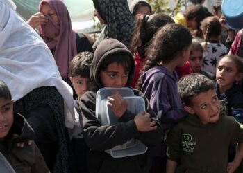 PENDUDUK Palestin berkumpul untuk mendapatkan makanan di Rafah, selatan Gaza. -AFP