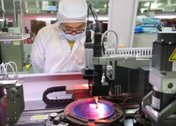 MALAYSIA tidak lagi boleh dilihat terkebelakang dan industri semikonduktor memandangkan negara-negara Asia lain berlumba-lumba menjadi pemain dalam sektor ini yang dikatakan mampu meningkatkan pendapatan negara.-AFP