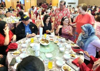 JONISTON Bangkuai (berdiri-kiri) bersama Christina Liew (berdiri-kanan) semasa majlis makan tengah hari bersama media di Kota Kinabalu semalam.