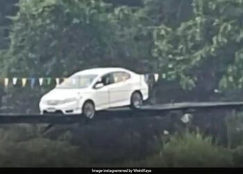 KERETA Honda terkandas di jambatan kayu Wiang Thong merentasi Sungai Yom di Thailand.-AGENSI