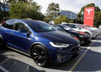 KERETA model Tesla diparkir di sebuah pengedar kenderaan elektrik di Sydney, Australia. - REUTERS