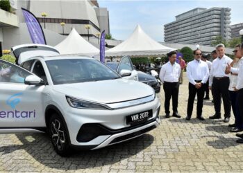 TENGKU Farok Hussin Tengku Abdul Jalil (dua dari kanan) diberi  penerangan mengenai  kenderaan elektrik di Kuala Terengganu, semalam. - UTUSAN/KAMALIZA KAMARUDDIN