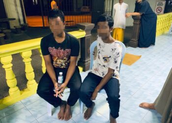 Dua PATI yang ditahan polis selepas solat subuh berjemaah di Masjid Al-Rahmaniah, Kampung Batu Melintang di Tapah semalam. - UTUSAN