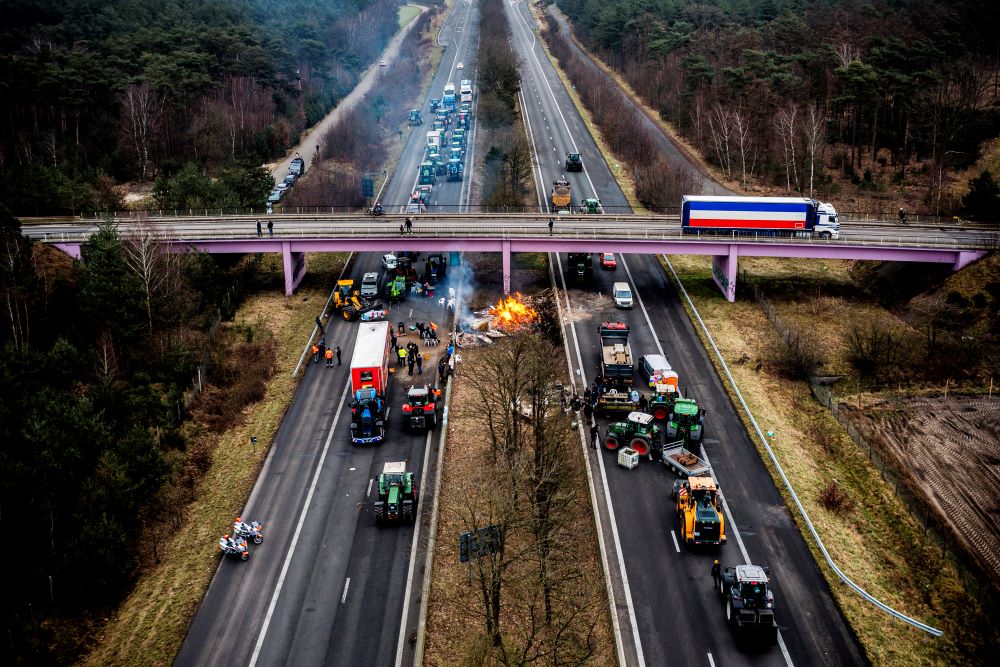Ratusan petani protes, sekat lebuh raya di Belanda