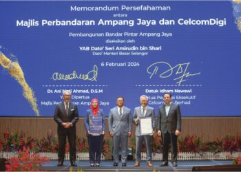 DR. ANI Ahmad (dua, kiri) dan Idham Nawawi (dua, kanan) menunjukkan dokumen yang telah ditandatangani disaksikan oleh Amirudin Shari (tengah) pada Majlis Menandatangani Memorandum Persefahaman  antara Majlis Perbandaran Ampang Jaya dan CelgomDigi Berhad di Pusat Kovensyen Majlis Perbandaran Ampang Jaya, Ampang, semalam. – UTUSAN/SYAKIR RADIN