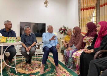 MAHDZIR Khalid (tiga kiri) menziarahi ahli keluarga Allahyarham Mohd. Azraai Khor Abdullah di Alor Semadom, Alor Setar. -UTUSAN/SHAHIR NOORDIN