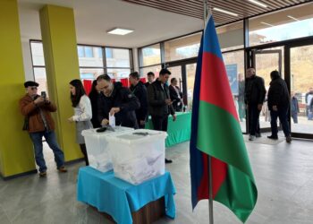 PENGUNDI membuang undi pada Pilihan Raya Presiden Azerbaijan di pusat mengundi di Shusha, wilayah Karabakh, kelmarin. - AGENSI