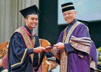 WARGA Universiti Teknologi Mara (UiTM) menjunjung kasih dan merafakkan setinggi-tinggi penghargaan kepada Al-Sultan Abdullah yang melahirkan jutaan bijak pandai, pemikir dan segala jasa serta sumbangan Tuanku adalah sesuatu yang amat berharga.