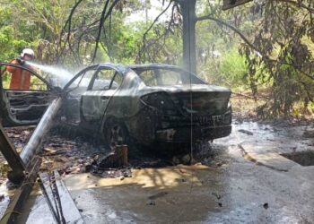 ANGGOTA bomba berusaha memadam kebakaran kereta yang digunakan untuk tujuan penyeludupan terbakar di Jalan Tanah Merah-Jeli, Kampung Jedok, Tanah Merah, Kelantan.