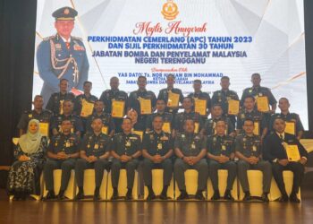 NOR Hisham Mohammad (duduk, tengah) bergambar bersama sebahagian penerima anugerah pada Program Penyampaian Anugerah Perkhidmatan Cemerlang JBPM Terengganu 2023 di Kuala Nerus, hari ini. - UTUSAN/PUQTRA HAIRRY ROSLI