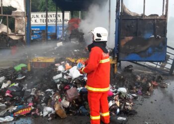 ANGGOTA bomba memeriksa sebuah lori milik syarikat kurier yang hangus dijilat api selepas dipercayai terbabas berhampiran persimpangan Kampung Che Lijah, Dungun, semalam.