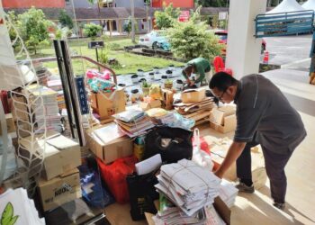 KAKITANGAN UniSZA menyusun bahan-bahan penerbitan terpakai yang dikumpul di kampus Gong Badak, Kuala Nerus.