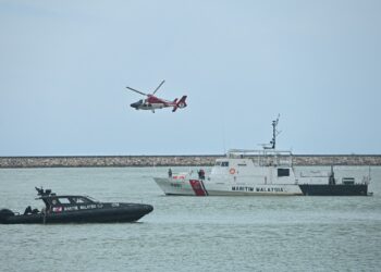 ANGGOTA PMM melakukan pertunjukan formasi aset-aset sempena Majlis Perasmian Karnival Maritim Perkasa di Jambatan Angkat Kuala Terengganu di Kuala Terengganu, hari ini. - UTUSAN/PUQTRA HAIRRY ROSLI