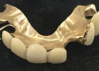 GIGI palsu emas Sir Winston Churchill yang dilelong kepada orang awam. -AGENSI