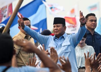 PRABOWO Subianto memberi isyarat kepada penyokongnya ketika menghadiri perhimpunan kempen pilihan raya di Stadium Gelora Sidoarjo di Jawa Timur.-AFP