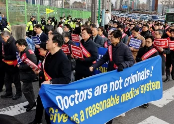 DOKTOR di Korea Selatan membantah dasar perubatan kerajaan di hadapan pejabat Presiden di Seoul.-BBC