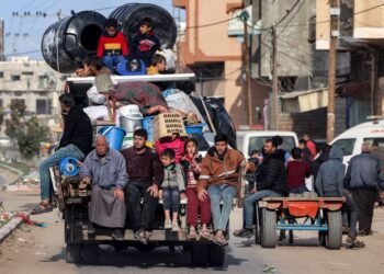 PENDUDUK Palestin menaiki trak yang penuh dengan barangan peribadi  meninggalkan Rafah untuk menuju ke tengah Semenanjung Gaza. - AFP