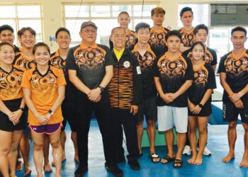 ANDY Low (tujuh dari kiri) ketika meninjau sesi latihan skuad terjun negara sebelum Sukan Asia di Hangzhou tahun lalu.