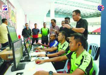 PENGERUSI Jawatankuasa Pengadil FAM, Datuk S. Sivasundaram (empat dari kiri) meninjau persediaan pengadil untuk menggunakan VAR dalam Liga Malaysia musim 2024/2025.