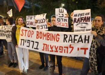 PENUNJUK perasaan menyertai protes anjuran aktivis sayap kiri Israel menentang operasi darat Rafah di luar pangkalan tentera Kirya di Tel Aviv.-AFP