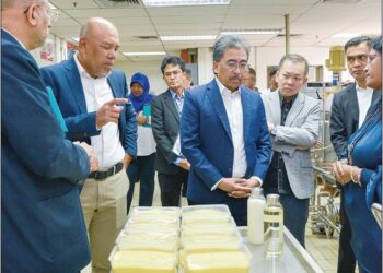 JOHARI Abdul Ghani melawat Loji Rintis Majerin MPOB di Bangi.