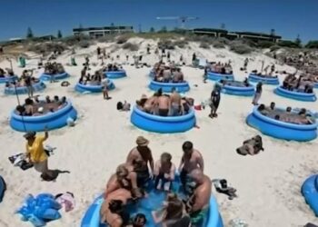 AKTIVITI mandi ais teramai yang dijalankan di Pantai Leighton di Fremantle, Australia Barat.-AGENSI