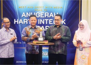 MOHD. Zuhan Mohd. Zain (dua, kiri) ketika gimik pelancaran piala Anugerah Harta Intelek Negara 2024  sempena Majlis Meet & Greet bersama Media di Menara MyIPO, PJ Sentral Petaling Jaya, semalam. 
– UTUSAN/FAUZI BAHARUDIN