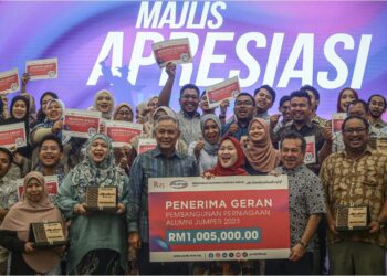 Acryl Sani Abdullah Sani bergambar bersama penerima geran dan cenderahati ketika Majlis Apresiasi Jumper 2023 di Putrajaya di sini, hari ini.