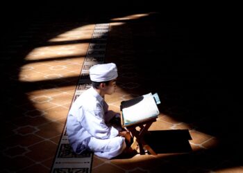 DENGAN menjadikan al-Quran sebagai sahabat 
dalam kehidupan dunia, umat Islam meyakini 
bahawa mereka dapat mencapai keberhasilan di 
dunia dan akhirat. – UTUSAN/FAUZI BAHARUDIN