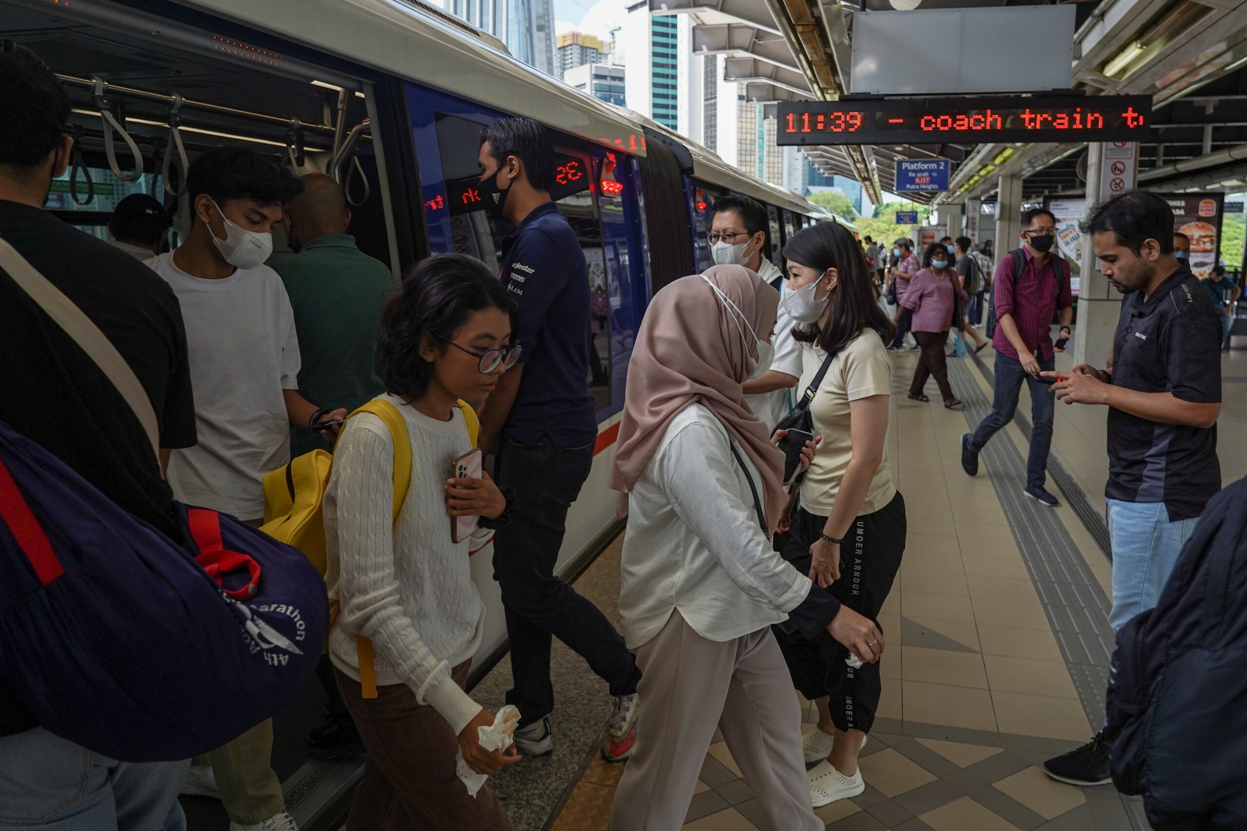 RAMAI masih tidak menggunakan pengangkutan
awam atas pelbagai faktor. – UTUSAN/AMIR
KHALID