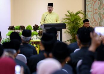 SULTAN Nazrin Muizzuddin Shah bertitah bahawa ilmu ialah teras untuk membangunkan masyarakat yang progresif dan membina tamadun yang agung semasa Majlis Pengurniaan Watikah Pelantikan Anggota Majlis Agama Islam dan Adat Melayu Perak (MAIPk) Penggal 2024-2025 dan Hakim Mahkamah Syariah Negeri Perak serta Majlis Penyerahan Zakat, baru-baru ini.