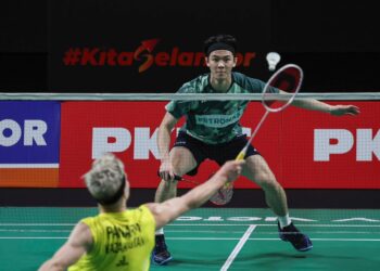 AKSI pemain badminton kebangsaan, Lee Zii Jia ketika menentang pemain Kazakhstan, Dmitriy Panarin ketika acara badminton lelaki perseorangan pada Kejohanan Badminton Asia Team Selangor 2024 di Pusat Konvensyen Setia City, semalam. GAMBAR  - AMIR KHALID