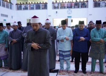 TERDAPAT jemaah yang terpaksa menunaikan solat di luar masjid mahupun di kawasan parkir masjid. 
– UTUSAN/AMIR KHALID