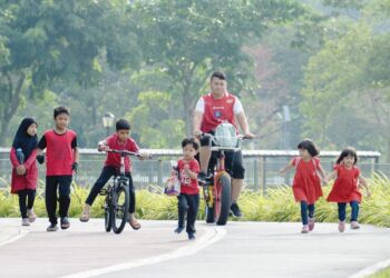 Kanak-kanak tidak sepatutnya dibiar bermain dengan gajet sahaja, sebaliknya mereka juga wajar dibiar terlibat dalam aktiviti fizikal.