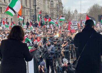 RATUSAN ribu penunjuk perasaan berhimpun di London untuk gencatan senjata segera di Gaza.-AGENSI