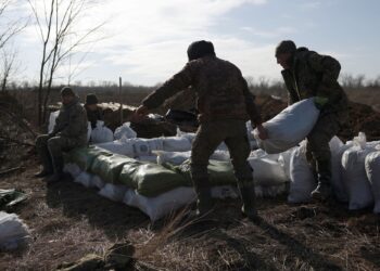 ANGGOTA tentera Ukraine menimbun beg tanah untuk membina kubu pertahanan tidak jauh dari bandar Avdiivka di wilayah Donetsk.-AFP