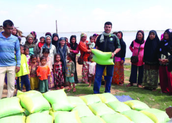 MUSTAPHA Ahmad Marican (kanan) ketika misi bantuan kepada nelayan fakir miskin yang tinggal di rumah 
perahu di tepi Sungai Mekong, Vietnam.