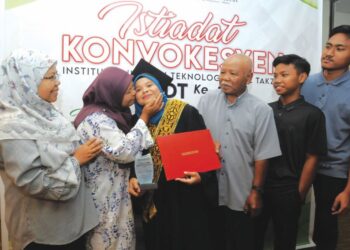 SITI AZIZAH Hamzah menerima ciuman daripada ibunya, Mohaya Marowad sambil diperhatikan oleh bapanya, Hamzah Busu (tiga dari kanan) serta adik beradik yang lain pada Istiadat Konvokesyen INSTEDT Ke-16 di Hotel Berjaya Waterfront, Johor Bahru.