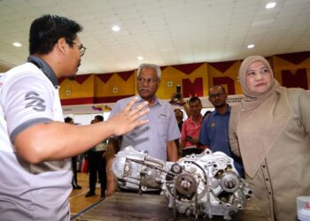 A. SIVANESAN (tengah) melawat gerai majikan dan pameran pada Jelajah Karnival Kerjaya Perak Sejahtera Daerah Muallim 2024 di Dewan Sri Tanjung, Majlis Daerah Tanjung Malim, Tanjung Malim, Perak. - UTUSAN/ZULFACHRI ZULKIFLI