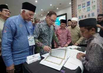 Anwar Ibrahim diiringi Pengerusi Eksekutif Yayasan Restu, Datuk Abdul Latiff Mirasa beramah mesra dengan penulis Mushaf al-Quran selepas Majlis Perasmian Restu Global Quranic Arts Festival 2024 di Kompleks Nasyrul Quran, Putrajayahari ini. - UTSUAN/FAISOL MUSTAFA