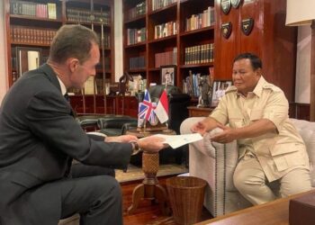 PRABOWO Subianto menerima surat yang disampaikan oleh Dominic Jermey di kediamannya di Jakarta. - AGENSI