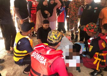 ANGGOTA keluarga tidak dapat menahan sebak melihat mayat mangsa setelah dinaikkan ke daratan dipercayai lemas di Sungai Kuala Sat, Kampung Kuala Sat di Jerantut, Pahang. - FOTO/IPD JERANTUT