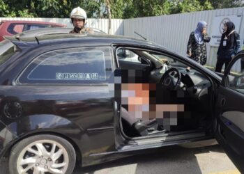 SEORANG lelaki dan perempuan ditemukan maut dalam kereta berkunci di tempat letak kereta sebuah stesen minyak di Jalan Segamat-Kuantan.